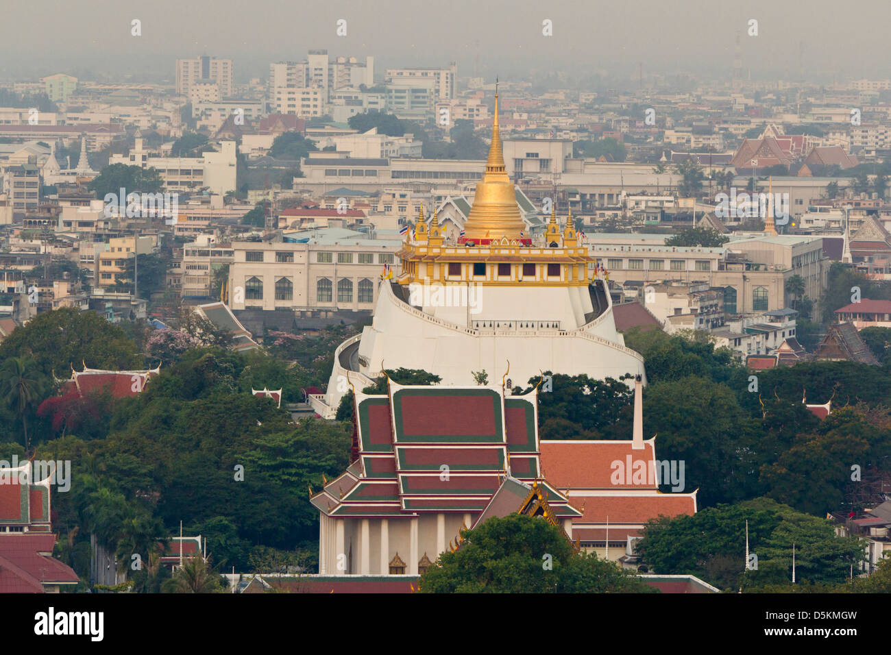 Wat Saket, popularmente conocido como el Monte Dorado o â€˜Phu Khao Thongâ€™ es una pequeña colina coronada con un chedi de oro reluciente. Foto de stock
