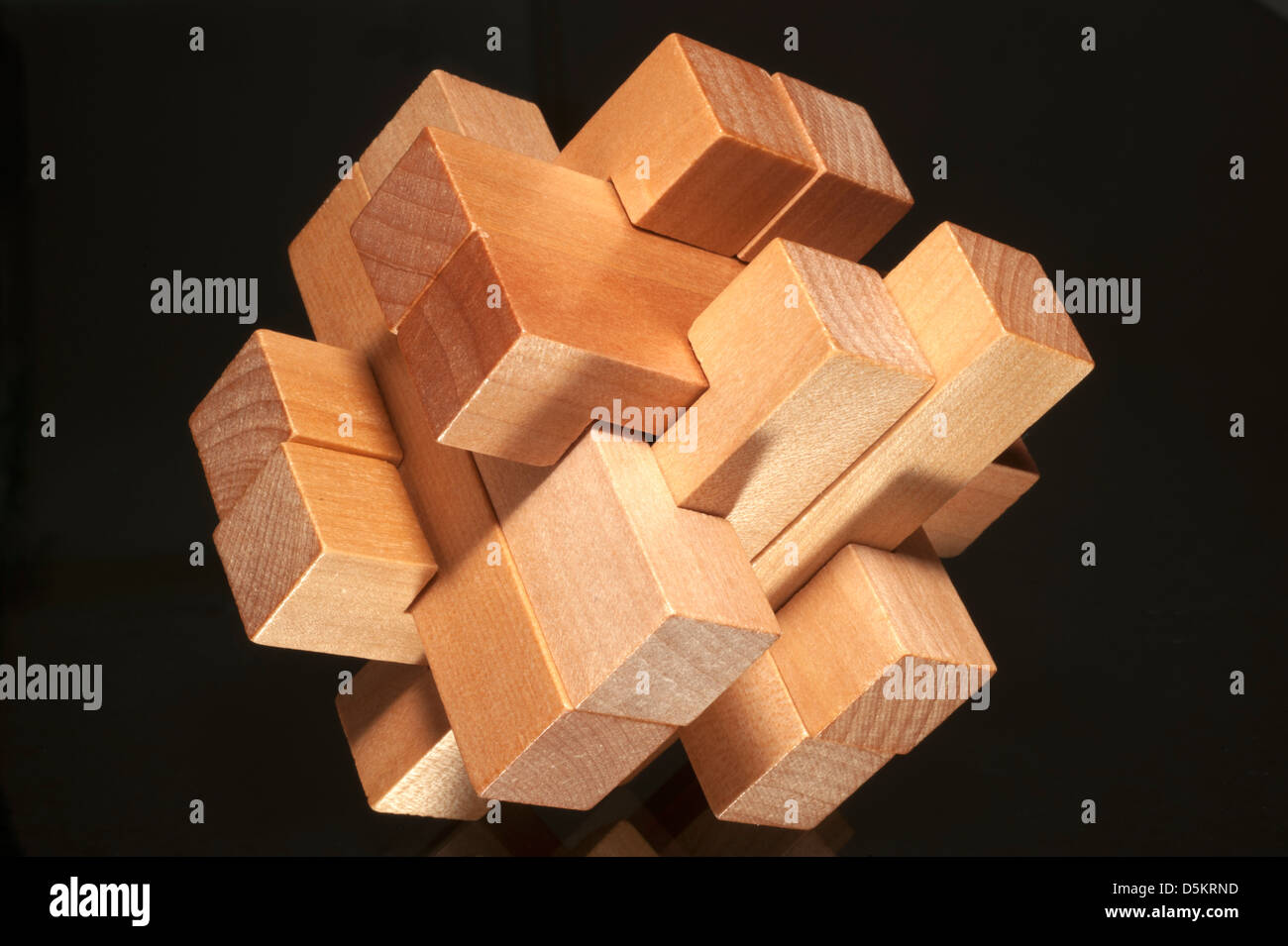 Bloques de construcción formando un puzzle desafiante aislado en un fondo negro Foto de stock