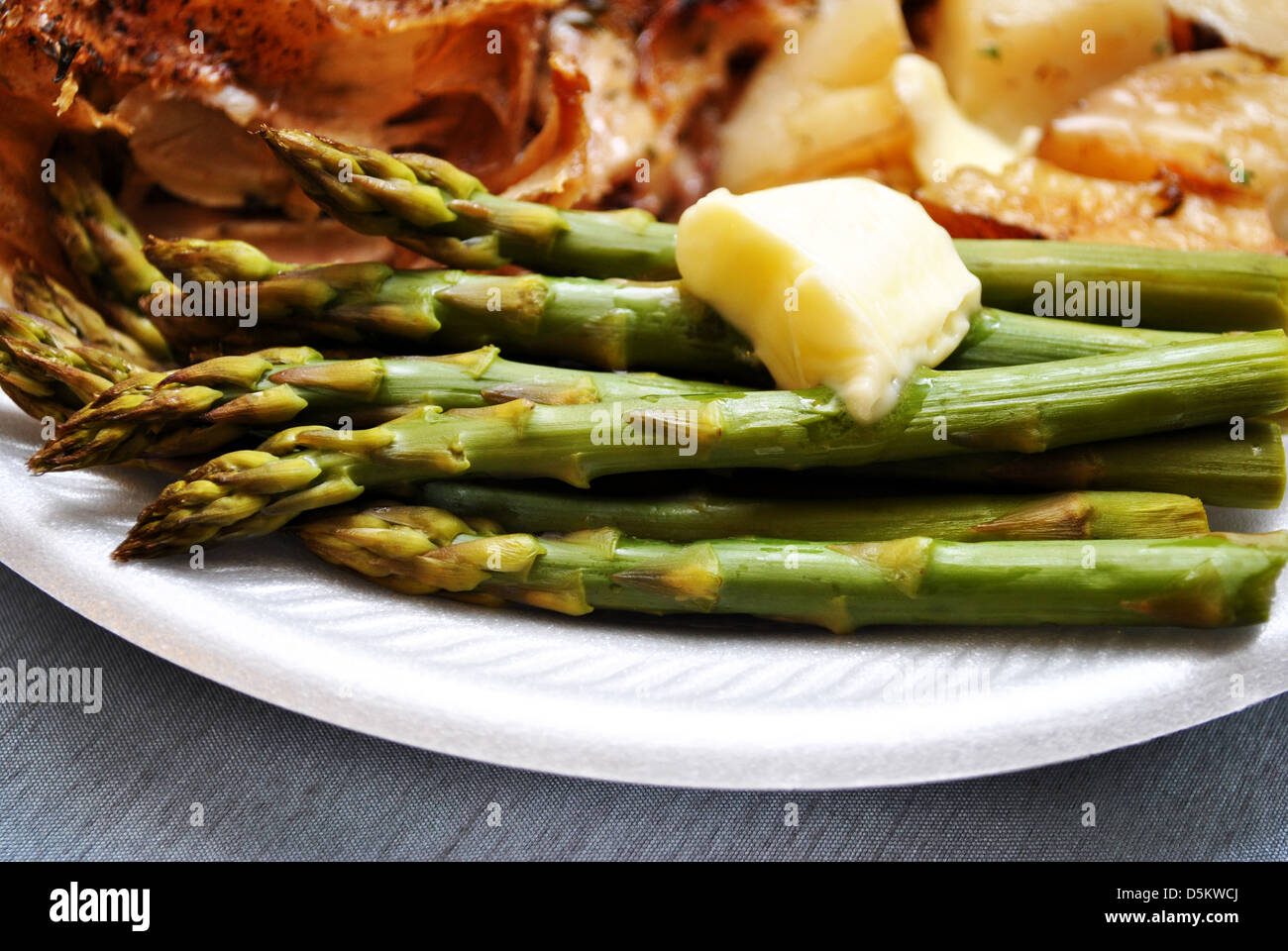 Guarnición de espárragos con mantequilla Foto de stock