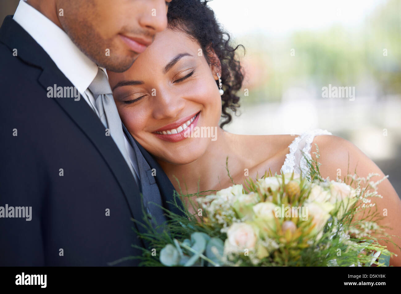 Novia Hermosa En Vestido De Boda Blanco Elegante Y Velo Con El Pelo Rizado  Largo Que Presenta Dentro Imagen de archivo - Imagen de gente, sitio:  70956643