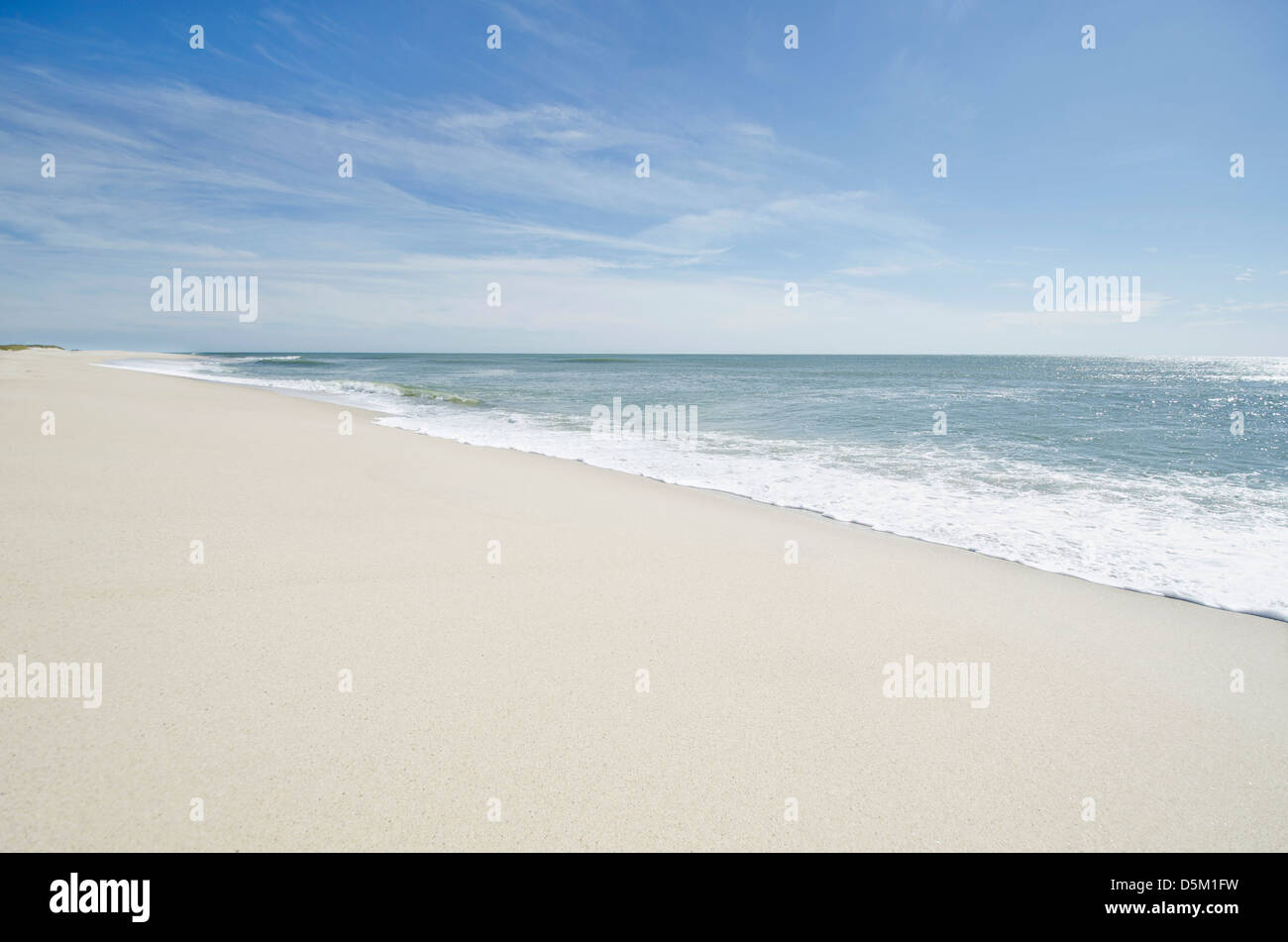 La tranquila playa de arena Foto de stock