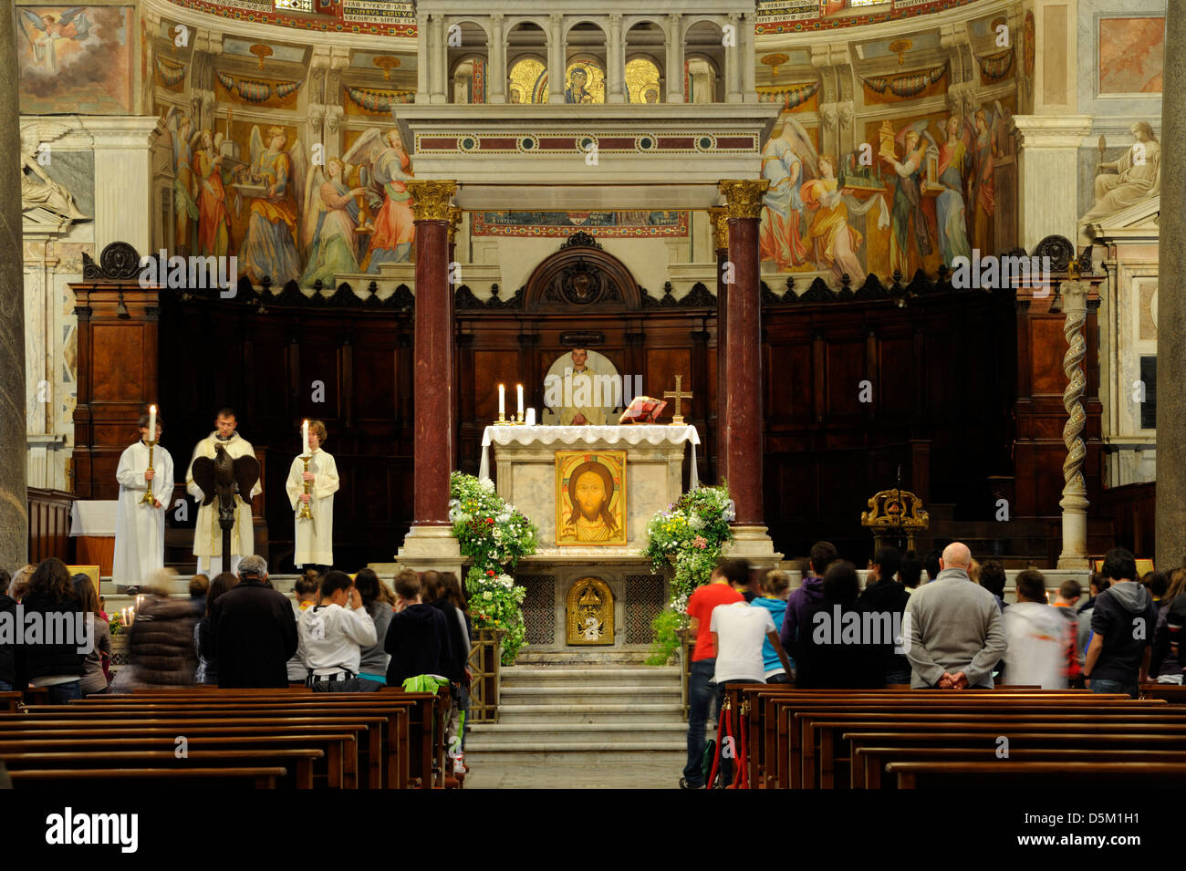 Italia, Roma, la basílica de Santa Maria in Trastevere, misa católica Foto de stock