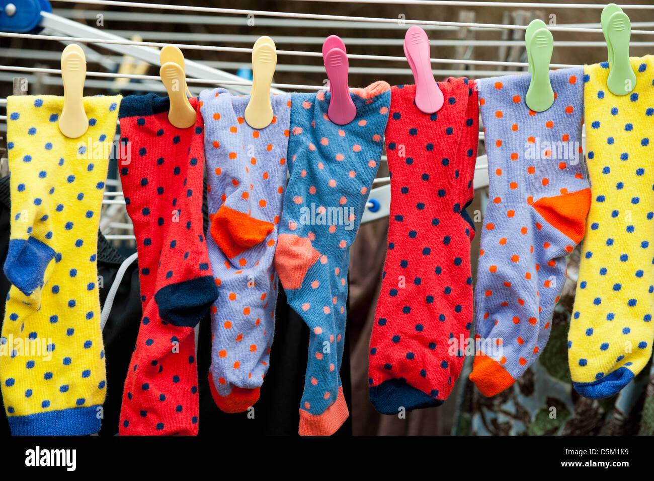Calcetines de colores colgando de la línea de lavado Foto de stock