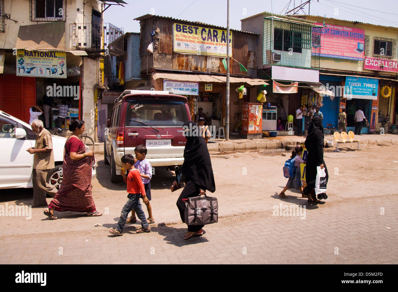Los musulmanes y los hindúes a las mujeres y niños de la calle en Mumbai, Maharashtra, India Foto de stock