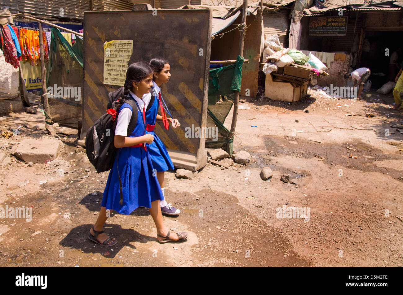 Indian Colegialas En Uniforme A Pie A Su Casa En Mumbai Maharashtra India Fotografía De Stock 