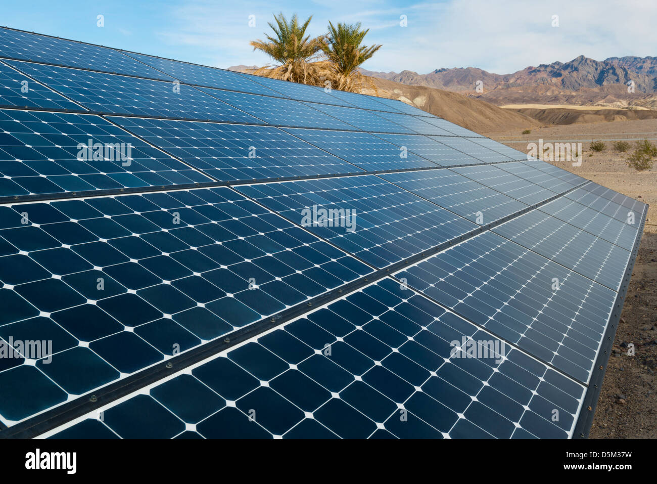 California, Estados Unidos, el Valle de la muerte, los paneles solares en  el desierto Fotografía de stock - Alamy