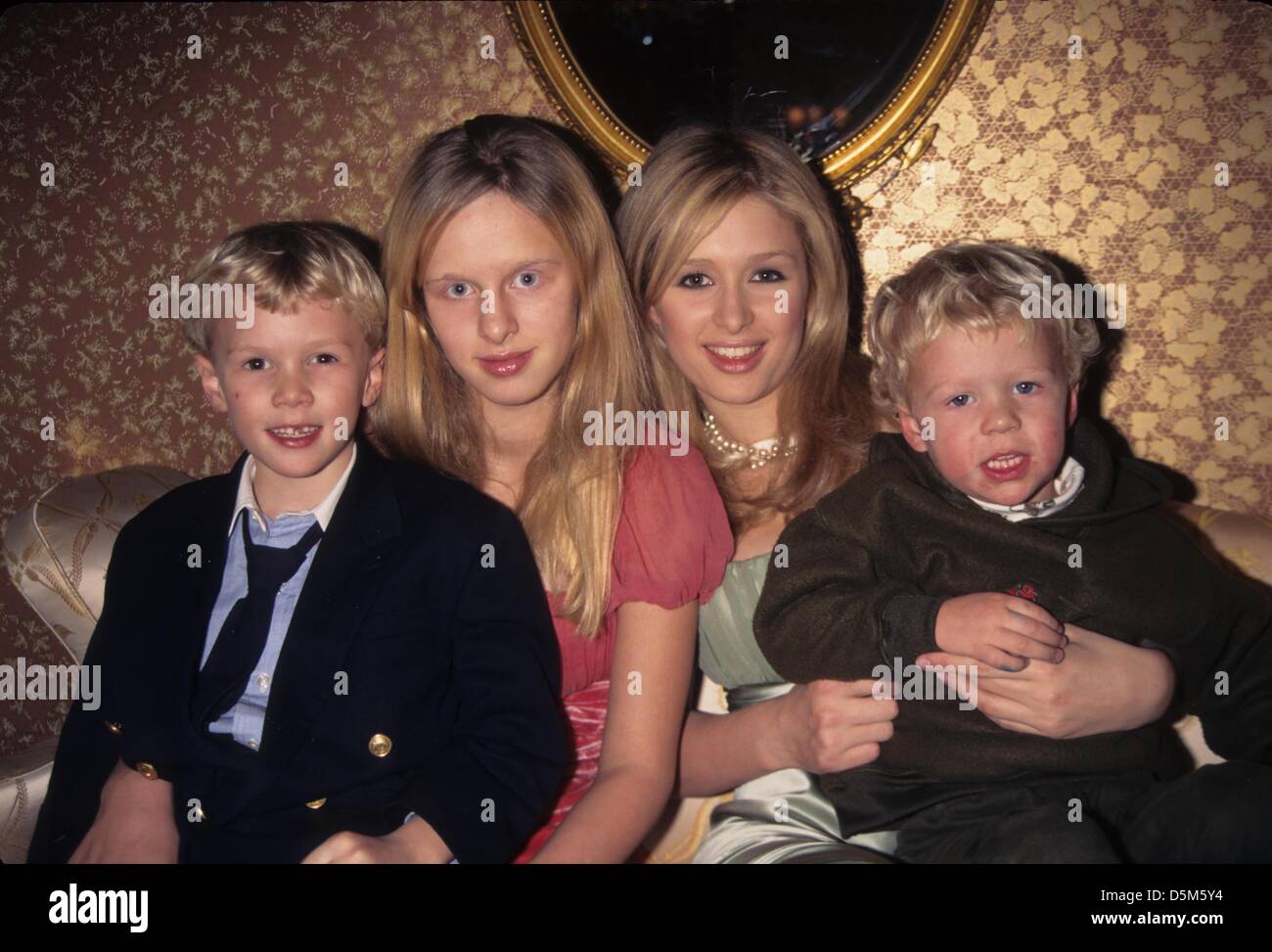 PARIS Hilton con su hermana Nicky Hilton hermanos Nicholas Barron ...