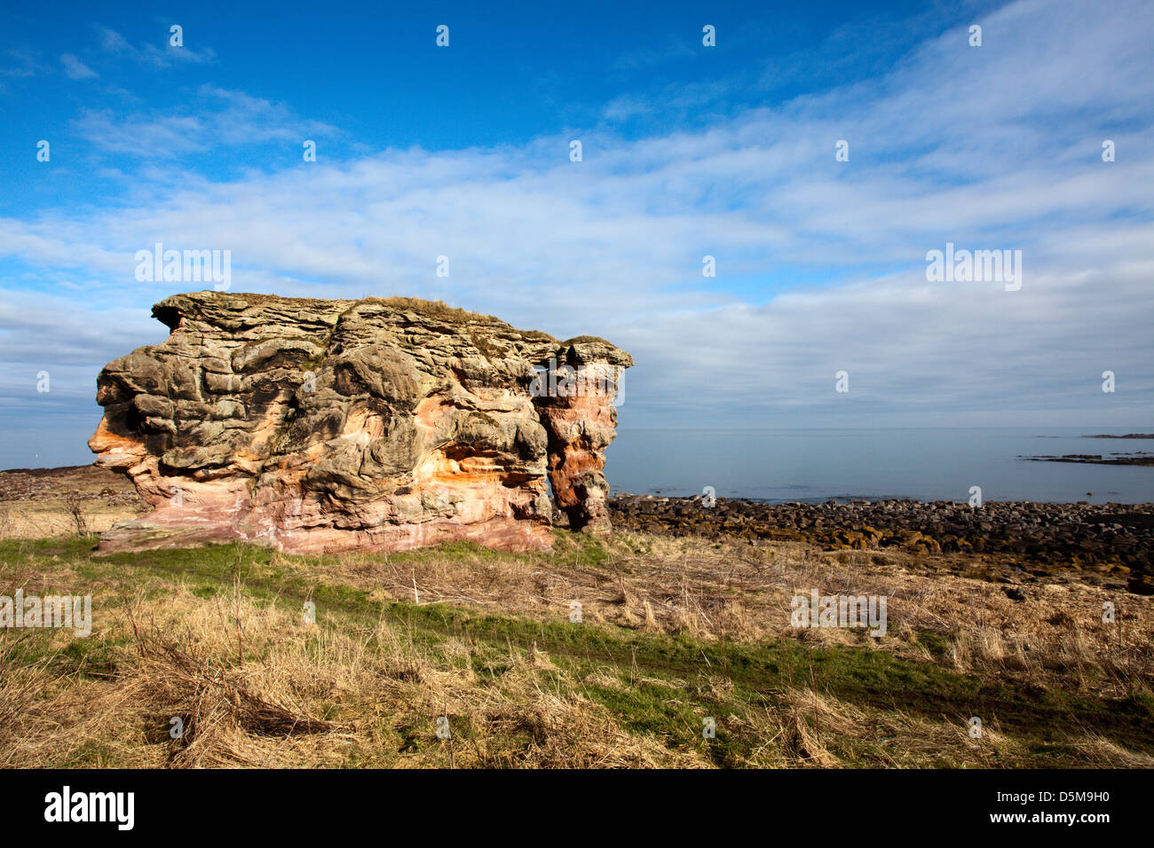 Buddo roca sobre la ruta costera de Fife Fife Boarhills cerca de Escocia Foto de stock