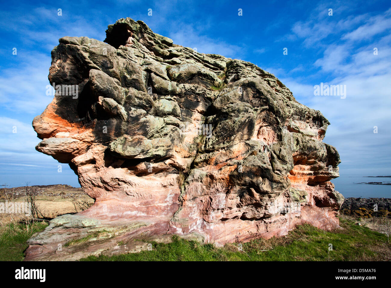 Buddo roca sobre la ruta costera de Fife Fife Boarhills cerca de Escocia Foto de stock