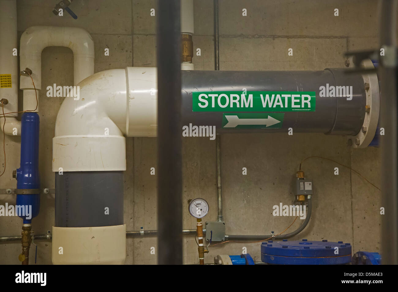 Un sistema que en la Universidad Tecnológica de Lawrence recoge agua de lluvia y la utiliza para inodoros Foto de stock