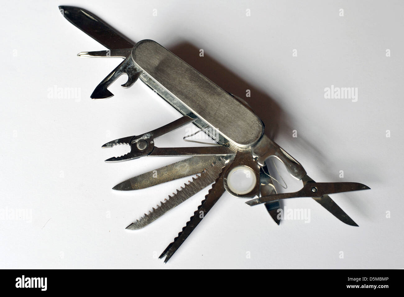 Una gran herramienta multiusos navaja con todas sus herramientas ampliadas  Fotografía de stock - Alamy