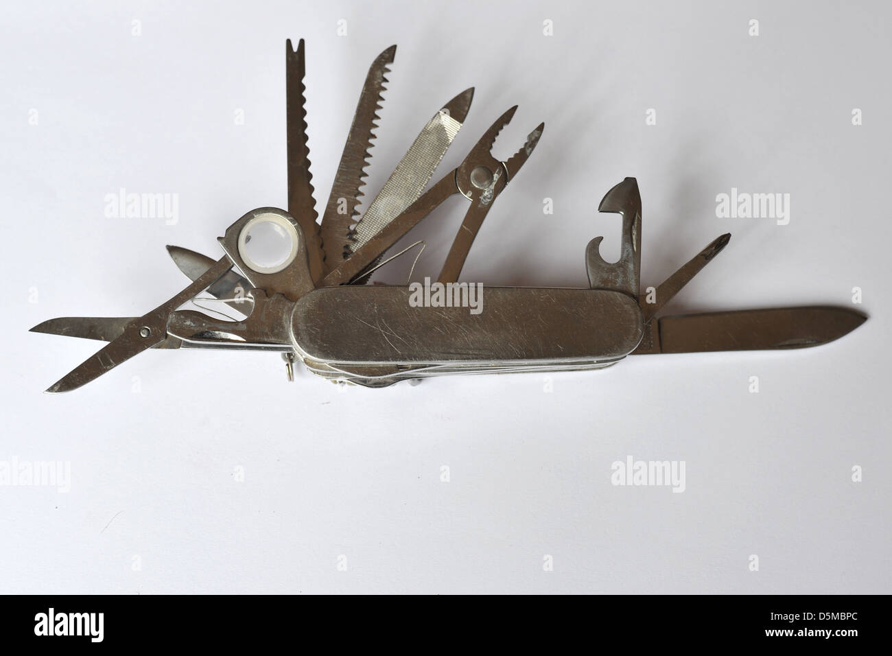 Una gran herramienta multiusos navaja con todas sus herramientas ampliadas  Fotografía de stock - Alamy