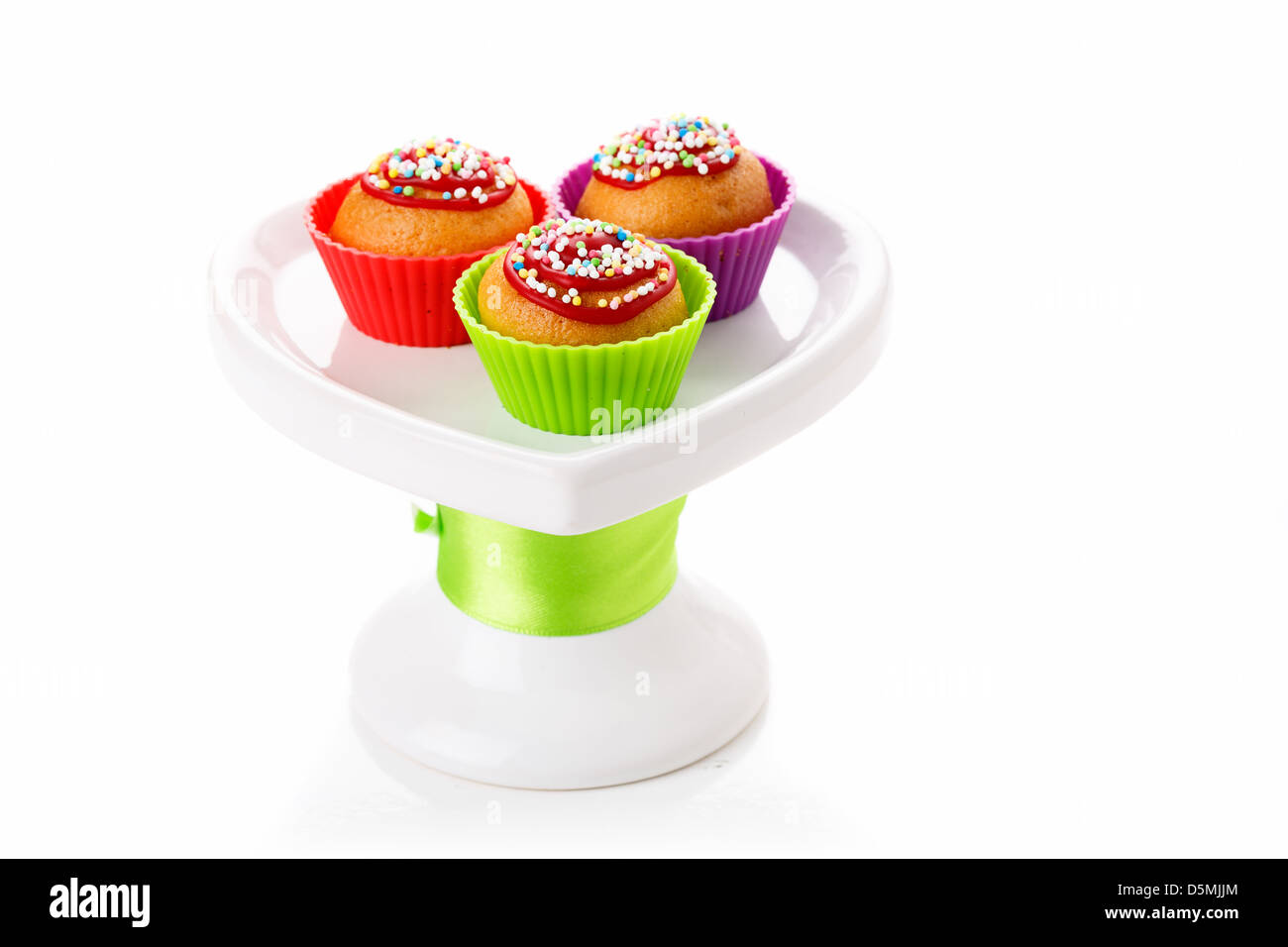 Muffin aislado sobre fondo blanco / Cupcakes / magdalenas decoradas para  los niños de vacaciones Fotografía de stock - Alamy