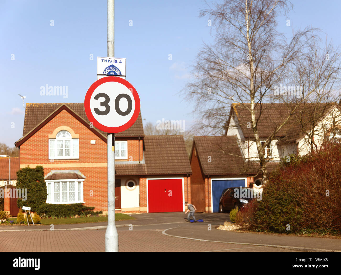 Límite de velocidad de 30 mph en la entrada a una moderna urbanización, Chippenham, Wiltshire, marzo de 2013 Foto de stock