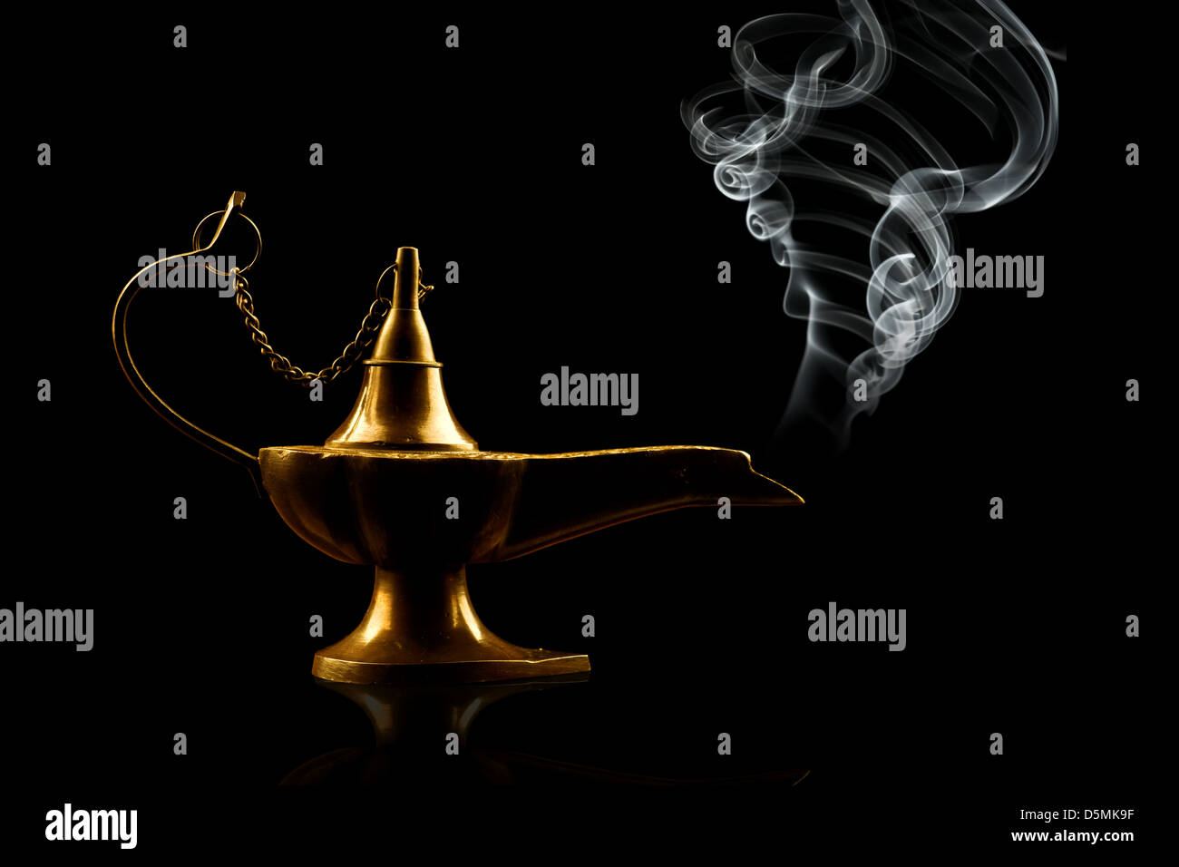 Lámpara de Aladino aislados en negro Foto de stock