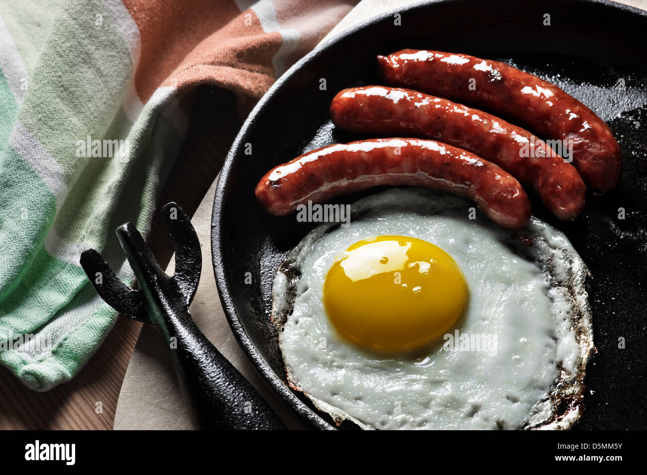 El desayuno, con huevos y salchichas. Foto de stock