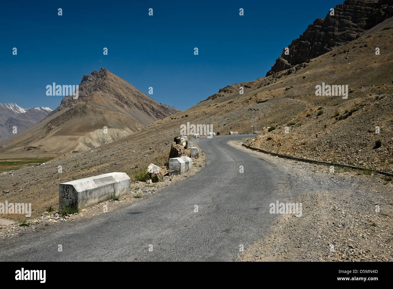 La carretera de montaña en los Himalayas Foto de stock