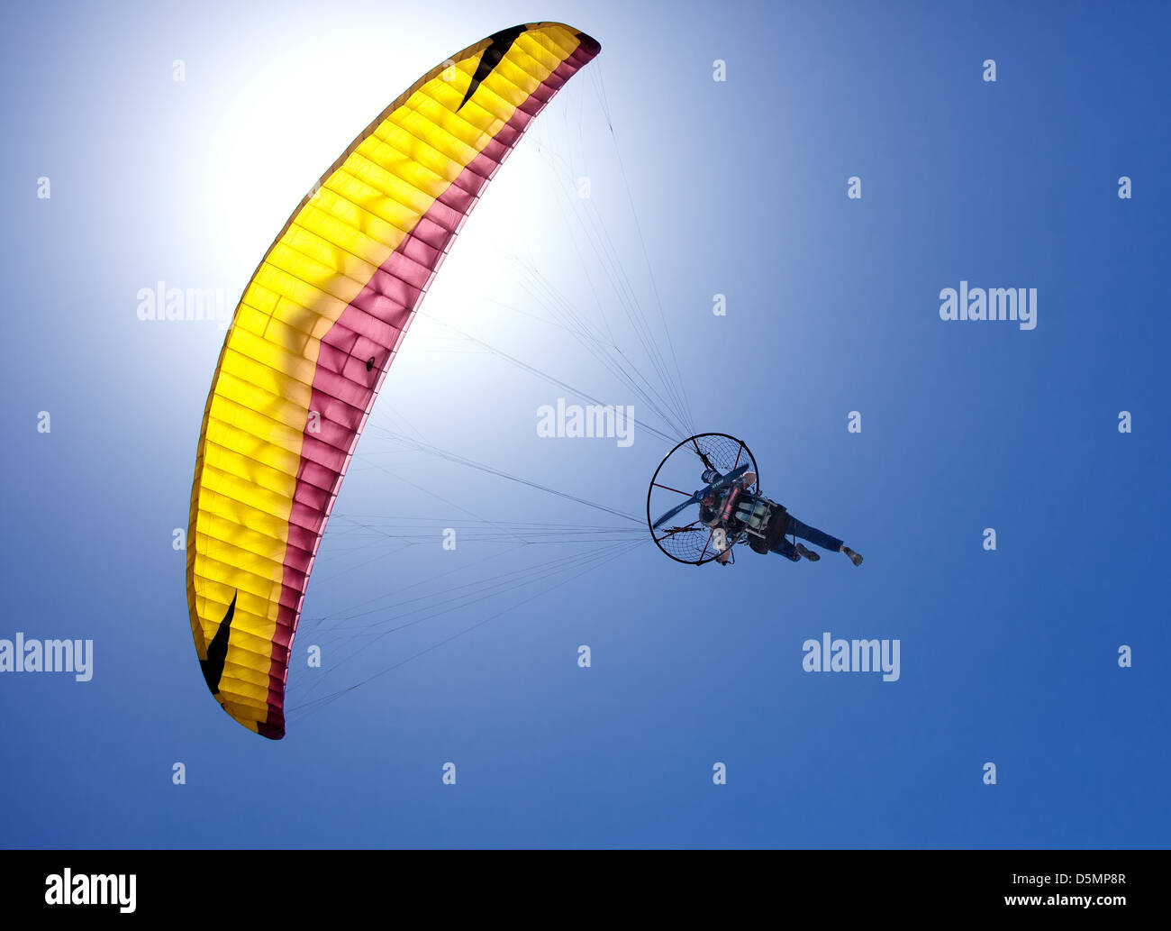 Hombre paracaidismo con ventilador pack Fotografía de stock - Alamy