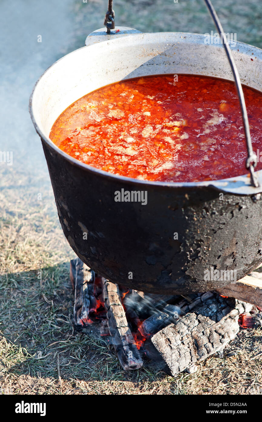 Gran caldero con arroz recién cocinado. Una serie del proceso de