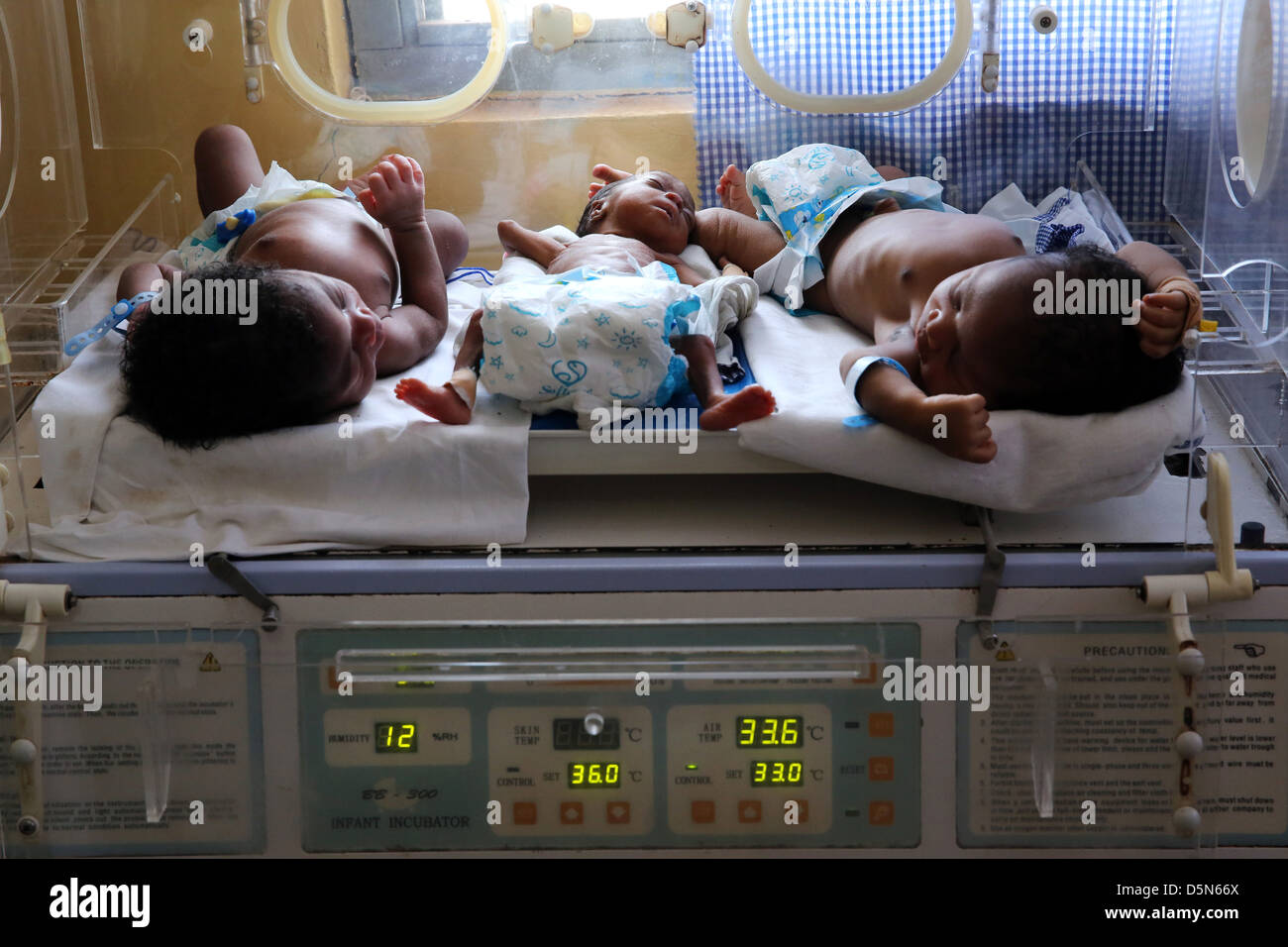 Los bebés prematuros, recién nacidos en la zona de maternidad del Hospital de la Sagrada Familia en Techiman, Ghana Foto de stock