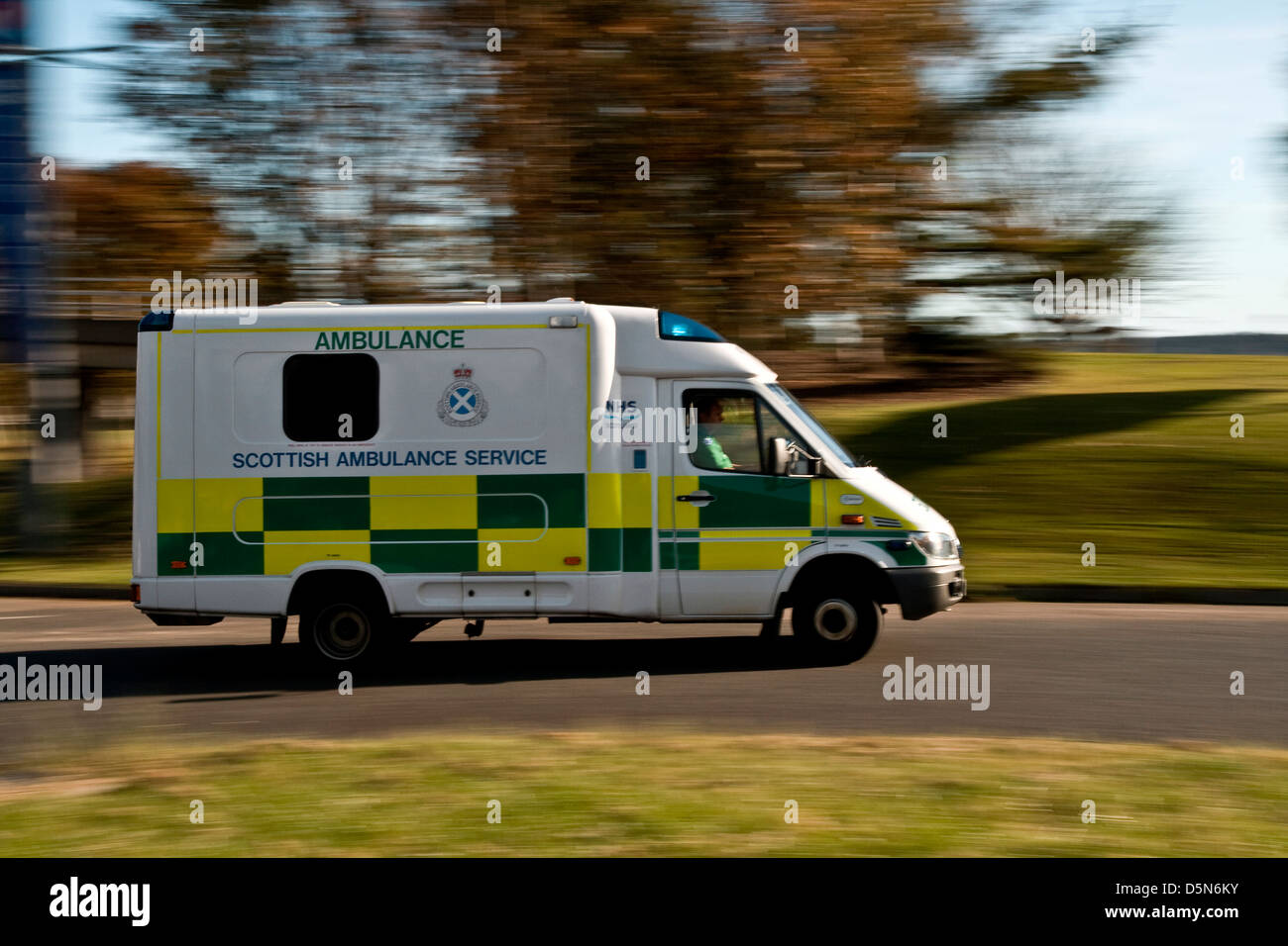 Servicio de Ambulancia Escocesa Ambulancia de emergencia a toda velocidad respondiendo a una llamada de emergencia 999 en la ciudad de Dundee, Reino Unido Foto de stock