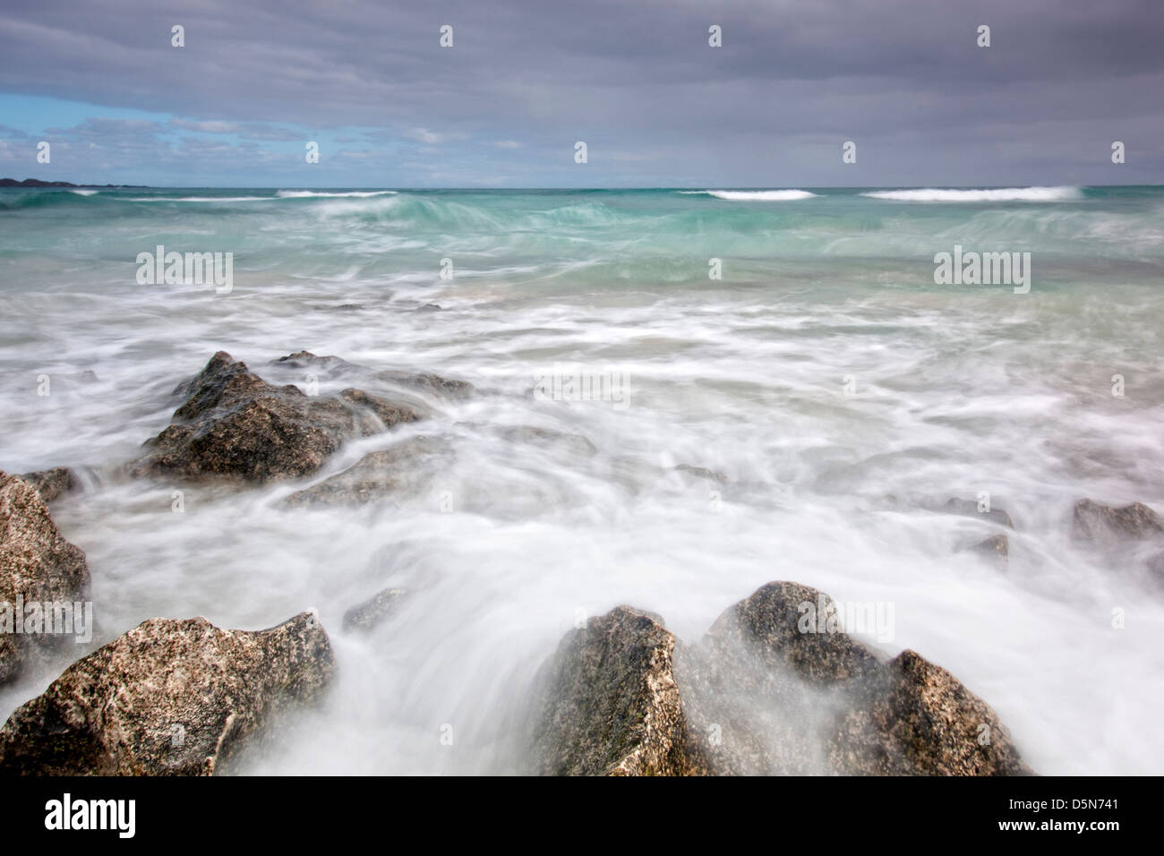 La larga exposición, las olas y las rocas, movimiento borrosa Foto de stock