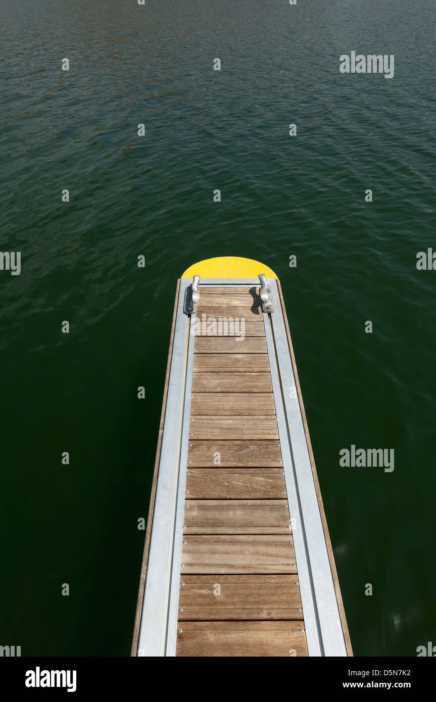 Detalle de un dique flotante de madera con bitas de amarre Foto de stock
