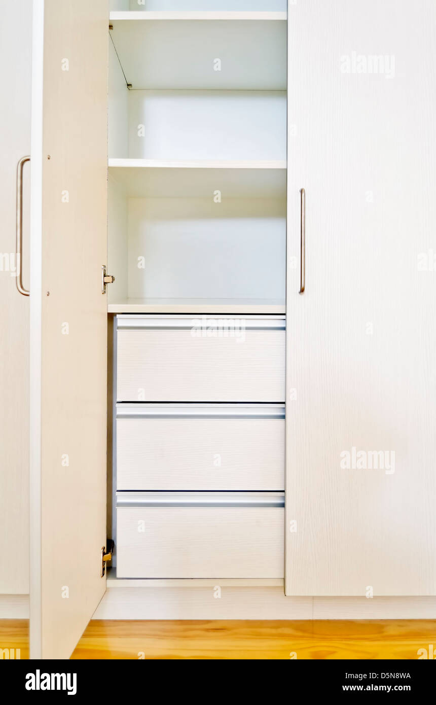 Incorporada en armario en la habitación de un apartamento de nueva  construcción desocupado Fotografía de stock - Alamy