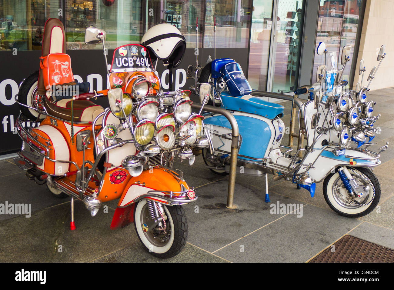 Dos colores brillantes escúteres Lambretta Mod con decoraciones en  Liverpool, Reino Unido Fotografía de stock - Alamy