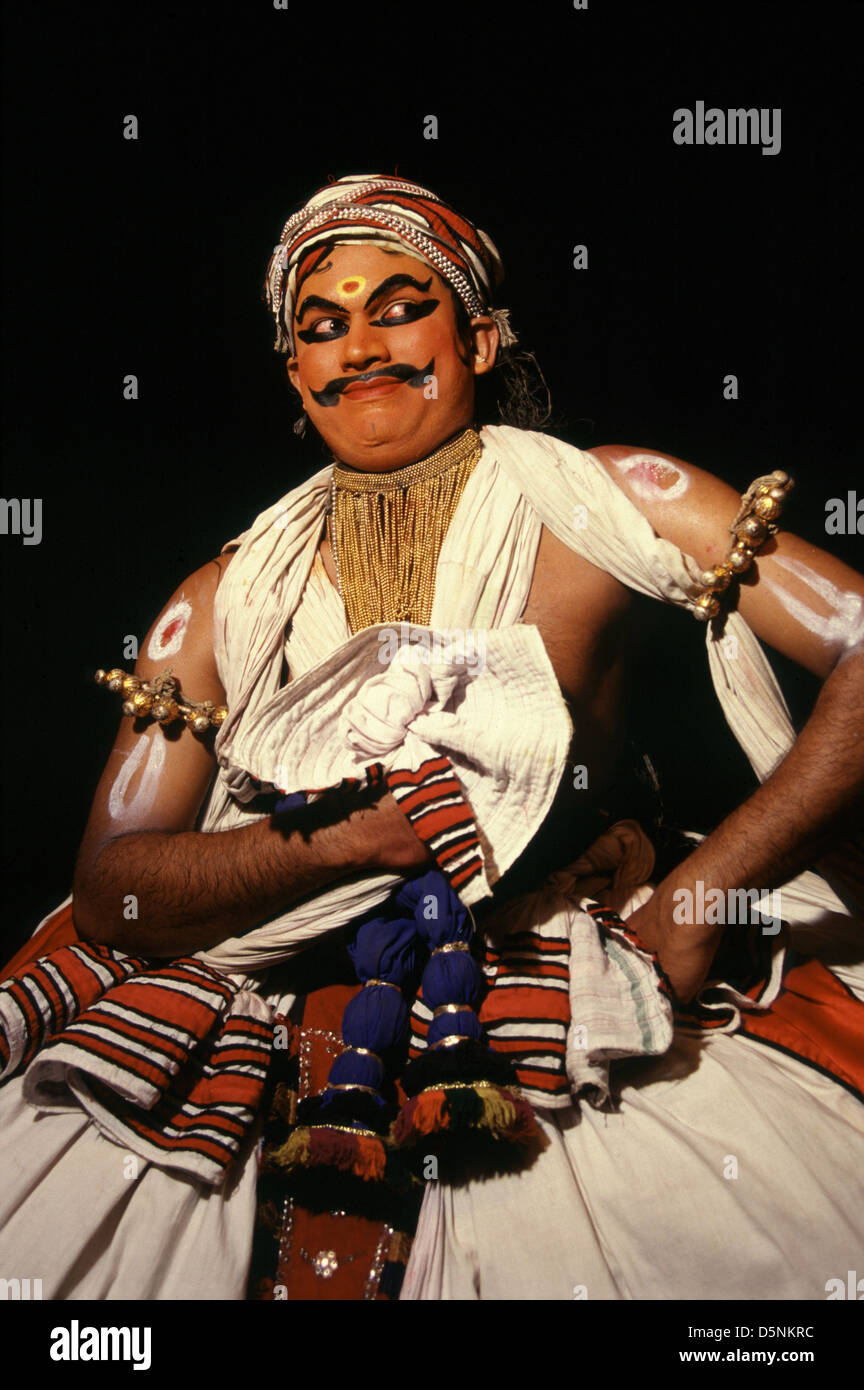 Un ejecutante que muestra uno de los nueve expresiones faciales mencionadas en Natyasastraat en el Kerala Kathakali Centre popularmente conocida como escuela de artes tradicionales que ofrece una introducción a la danza-teatro tradicional Kathakali el rendimiento en la ciudad de Kochi, también conocido como Cochin en el estado de Kerala en el sur de la India Foto de stock