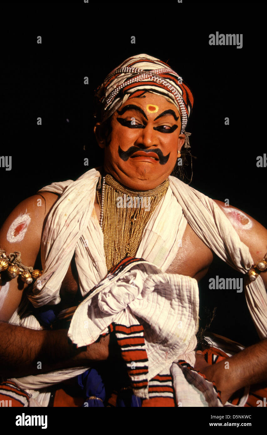 Un ejecutante que muestra uno de los nueve expresiones faciales mencionadas en Natyasastraat en el Kerala Kathakali Centre popularmente conocida como escuela de artes tradicionales que ofrece una introducción a la danza-teatro tradicional Kathakali el rendimiento en la ciudad de Kochi, también conocido como Cochin en el estado de Kerala en el sur de la India Foto de stock