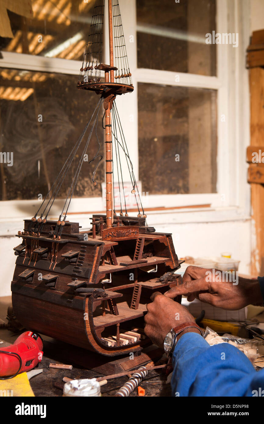 Madagascar, Antananarivo, artesanía, Le Village modelo taller de elaboración de barco, haciendo modelo recortado del HMS Victoria Foto de stock