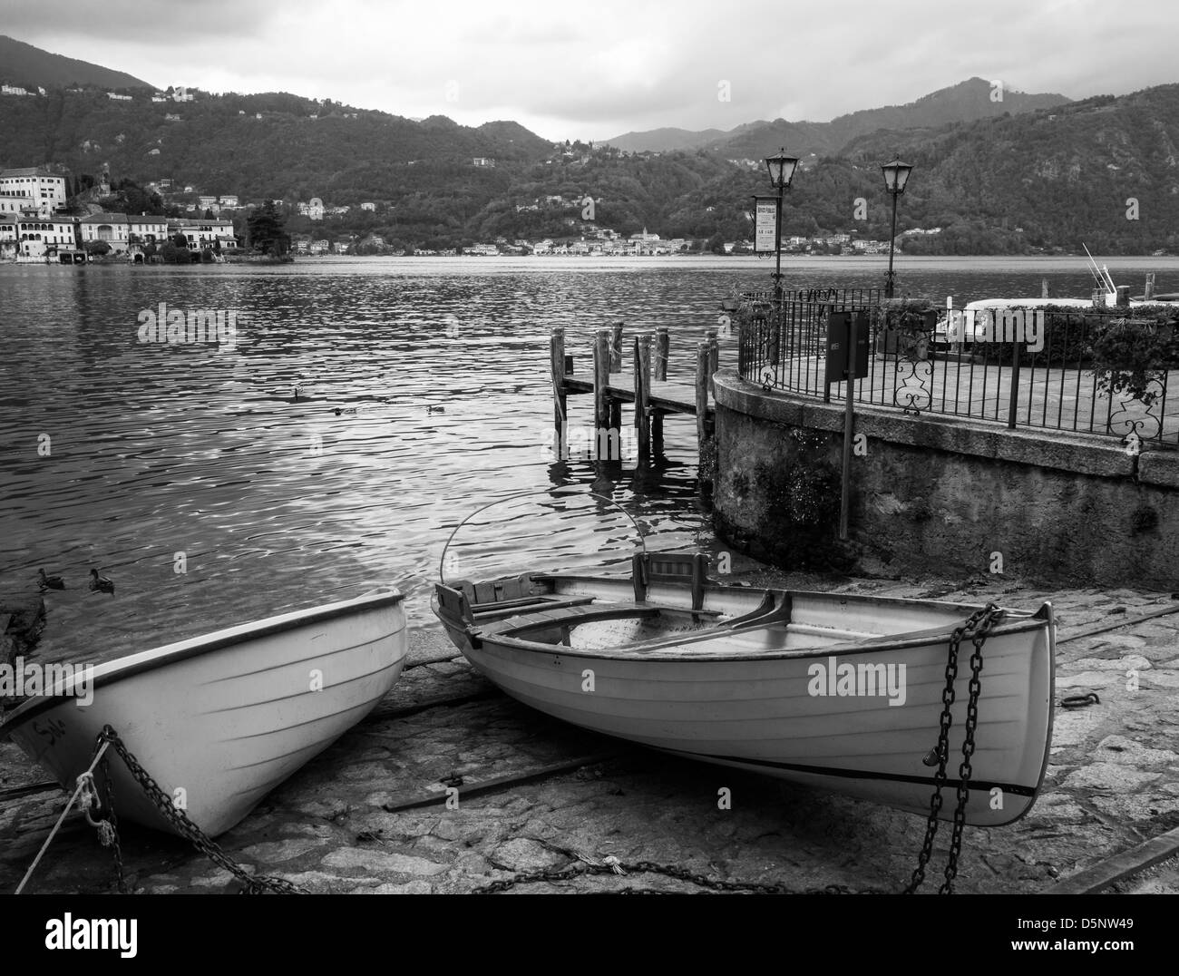 Dos botes a remo en el borde de los lagos italianos Foto de stock