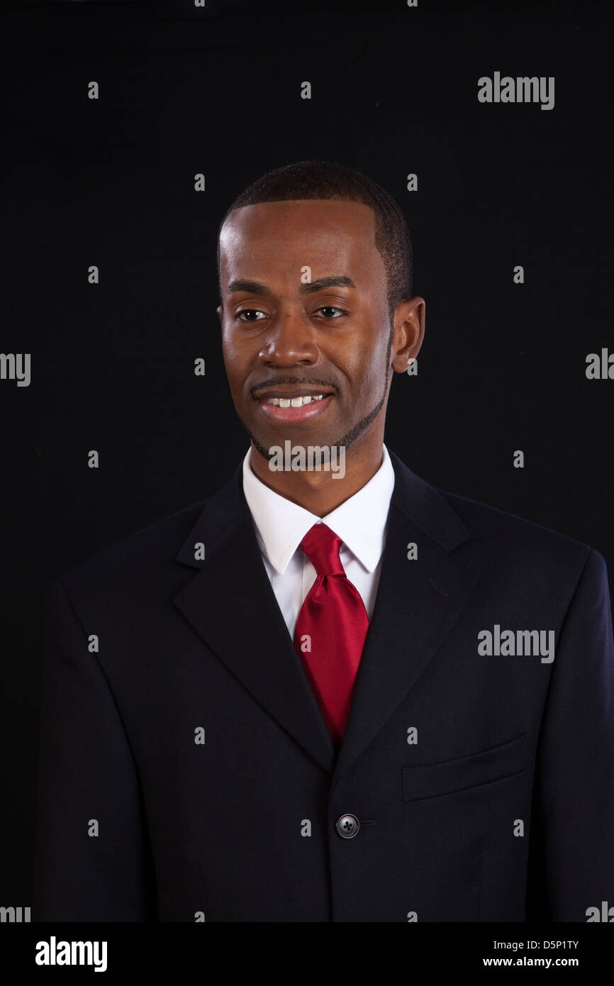 Hombre Negro en traje oscuro, camisa blanca y roja, exitoso, próspero empresario, mirando pensativo y feliz Fotografía de stock - Alamy