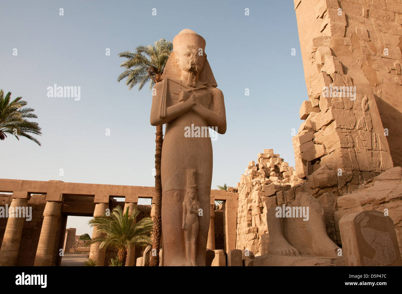 Estatua de Rameses II Karnak templo complejo Luxor Egipto Foto de stock