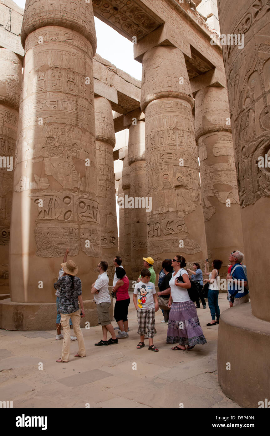 Los turistas turismo pilares de la gran sala hipóstila salen de Karnak en  el Karnal complejo del templo en el recinto de Amón-ra Luxor Fotografía de  stock - Alamy