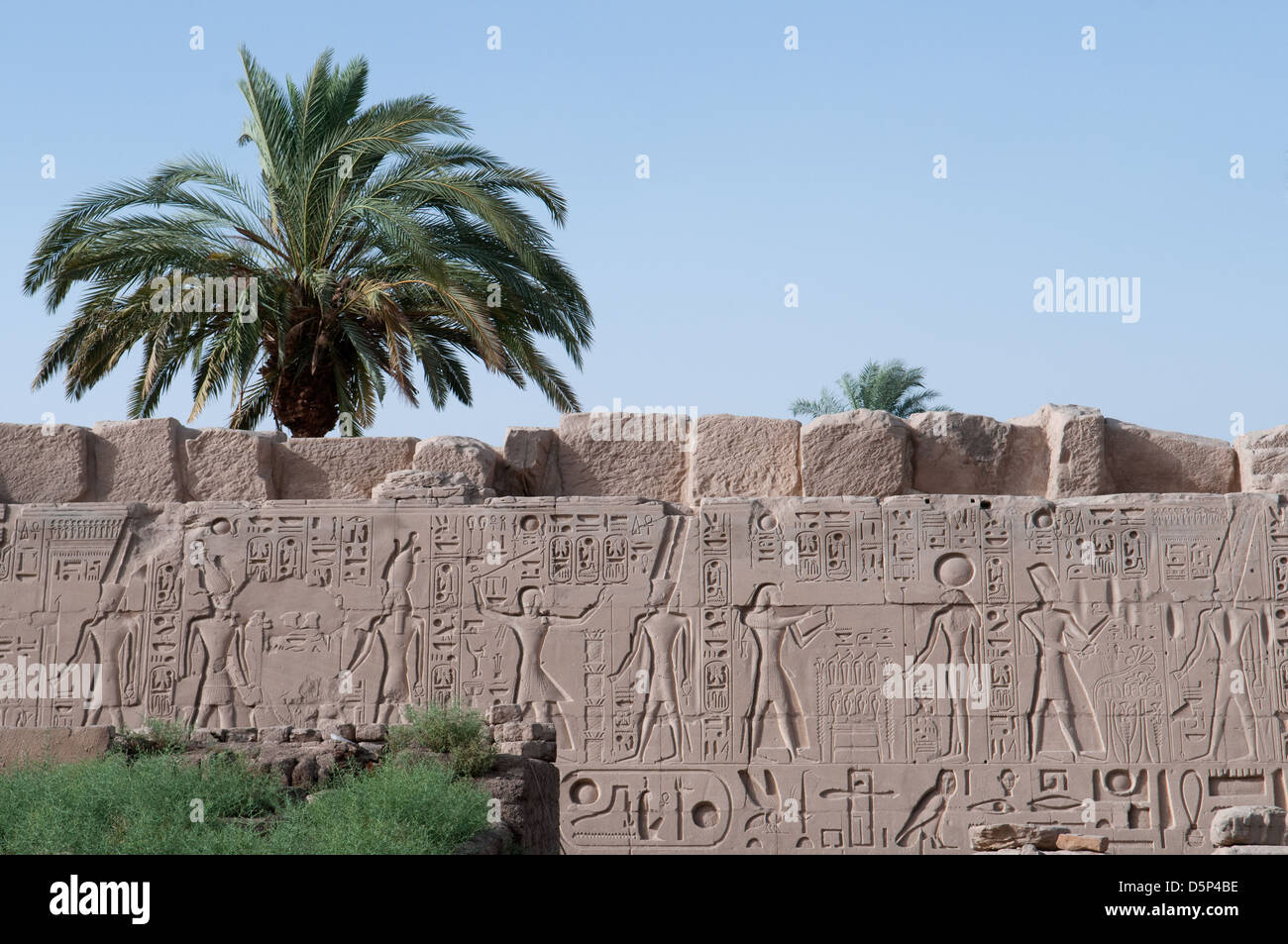 Un friso en el recinto del templo de Amun Re en el complejo del templo de Karnak Luxor Egipto Foto de stock