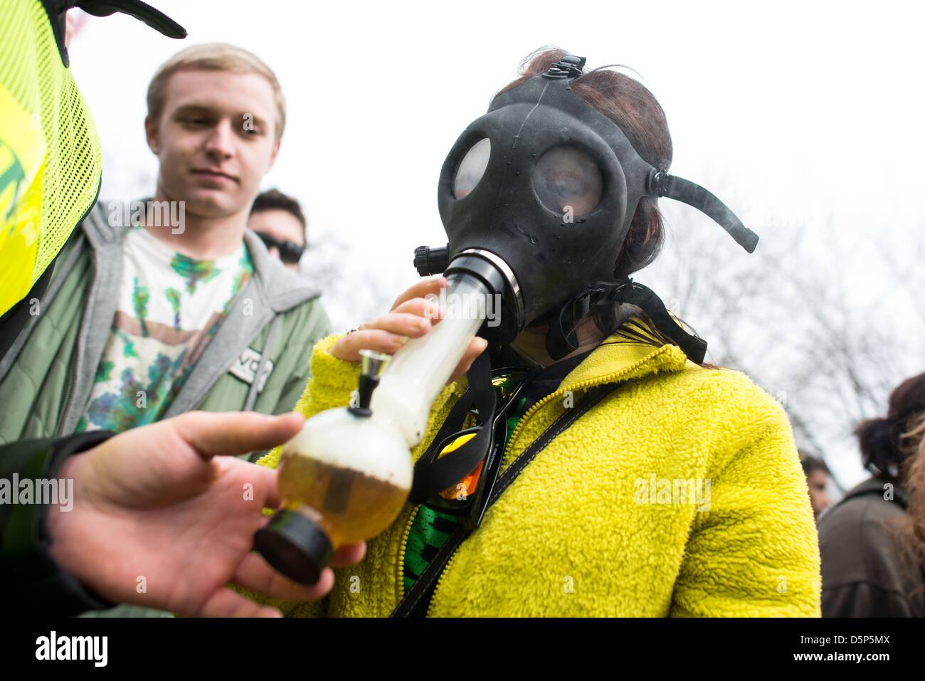 Ann Arbor, Michigan, Estados Unidos, 6 de abril, 2013. Una chica fuma  marihuana con un bong conectados a una máscara de gas durante la 42ª Anual  Bash hash en la Universidad de