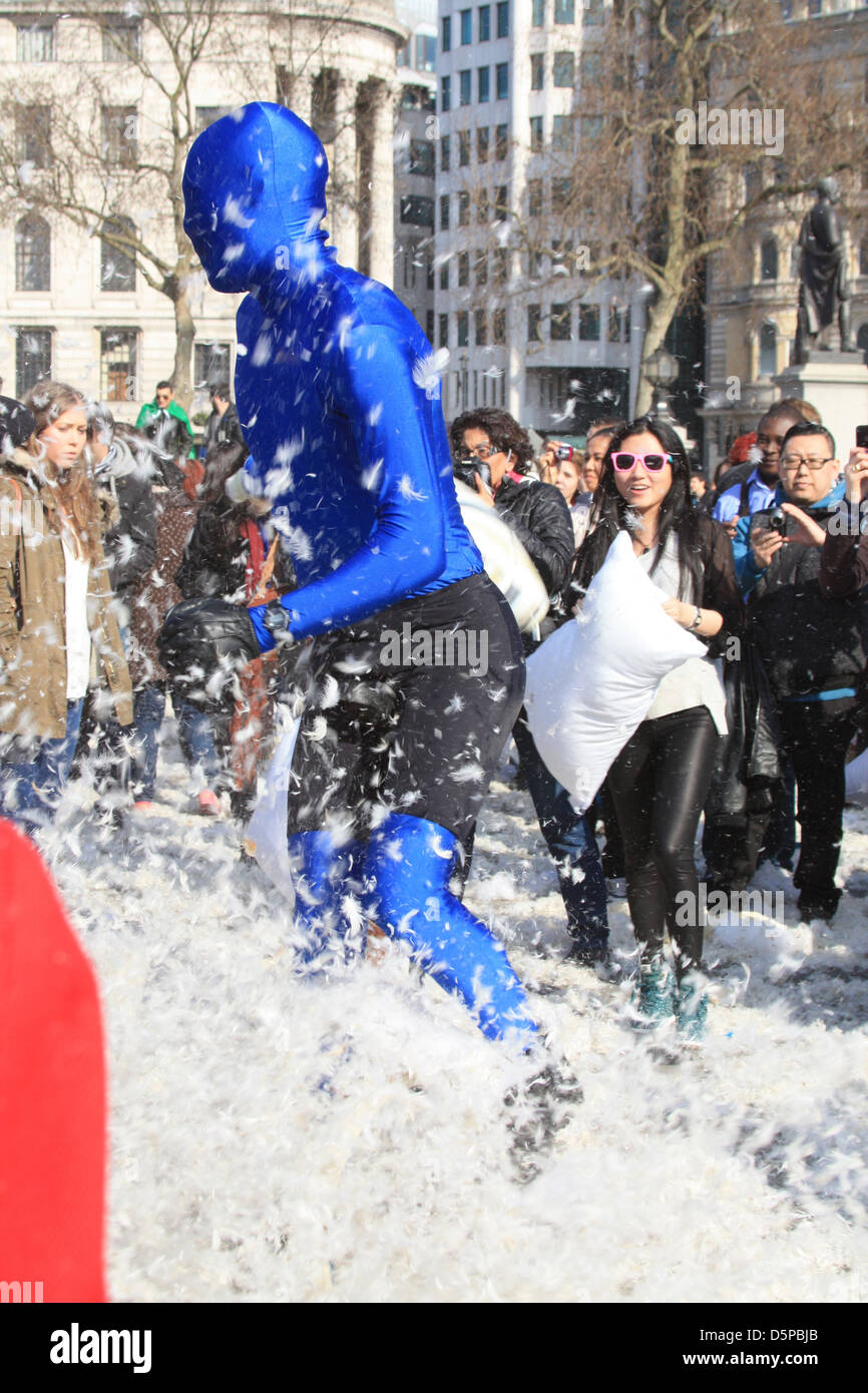 Londres, Reino Unido. El 6 de abril, 2013. Cientos de personas convergen en Trafalgar Square para celebrar el "Día Mundial de Lucha almohada'. Este evento anual tiene "Sólo 2 reglas: no golpear a alguien con una cámara y no golpear a alguien sin almohada...' es parte del Parque Urbano de circulación que 'organizar gratis, divertido, de todas las edades, eventos públicos no comerciales" y pretende fomentar una comunidad global de participantes, no a los consumidores. Foto de stock