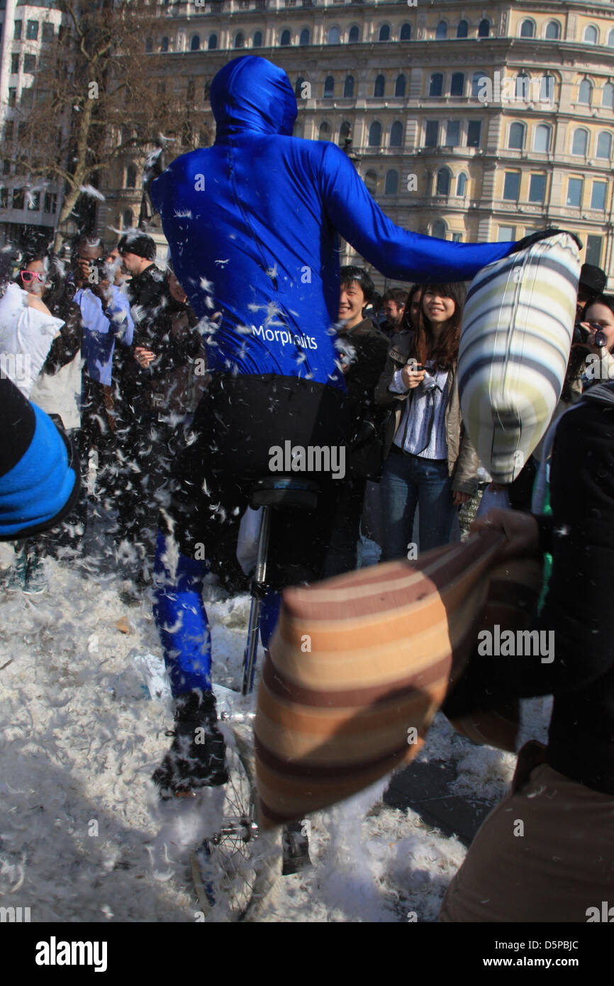 Londres, Reino Unido. El 6 de abril, 2013. Cientos de personas convergen en Trafalgar Square para celebrar el "Día Mundial de Lucha almohada'. Día Mundial de la lucha de almohadas es un evento anual con "sólo dos reglas: no golpear a alguien con una cámara y no golpear a alguien sin almohada...' es parte del Parque Urbano de circulación que 'organizar gratis, divertido, de todas las edades, eventos públicos no comerciales" y pretende fomentar una comunidad global de participantes, no a los consumidores., "parcialmente la sustitución de pasivos, no social, experiencias de consumo de marca como mirar televisión, y rechazando conscientemente la plaga en nuestras ciudades causados por t Foto de stock