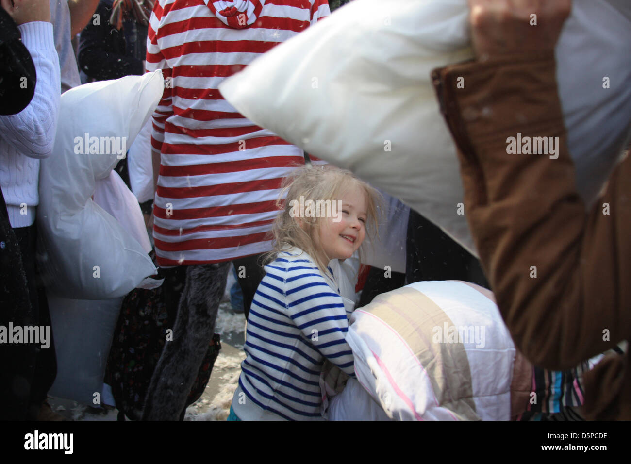 Londres, Reino Unido. El 6 de abril, 2013. Cientos de personas convergen en Trafalgar Square para celebrar el "Día Mundial de Lucha almohada'. Este evento anual tiene "Sólo 2 reglas: no golpear a alguien con una cámara y no golpear a alguien sin almohada...' es parte del Parque Urbano de circulación que 'organizar gratis, divertido, de todas las edades, eventos públicos no comerciales" y pretende fomentar una comunidad global de participantes, no a los consumidores. Foto de stock