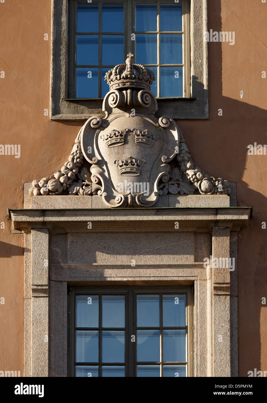 El escudo de armas real con tres coronas decora la fachada de la Embajada del Reino de Suecia en Helsinki, Finlandia. Foto de stock