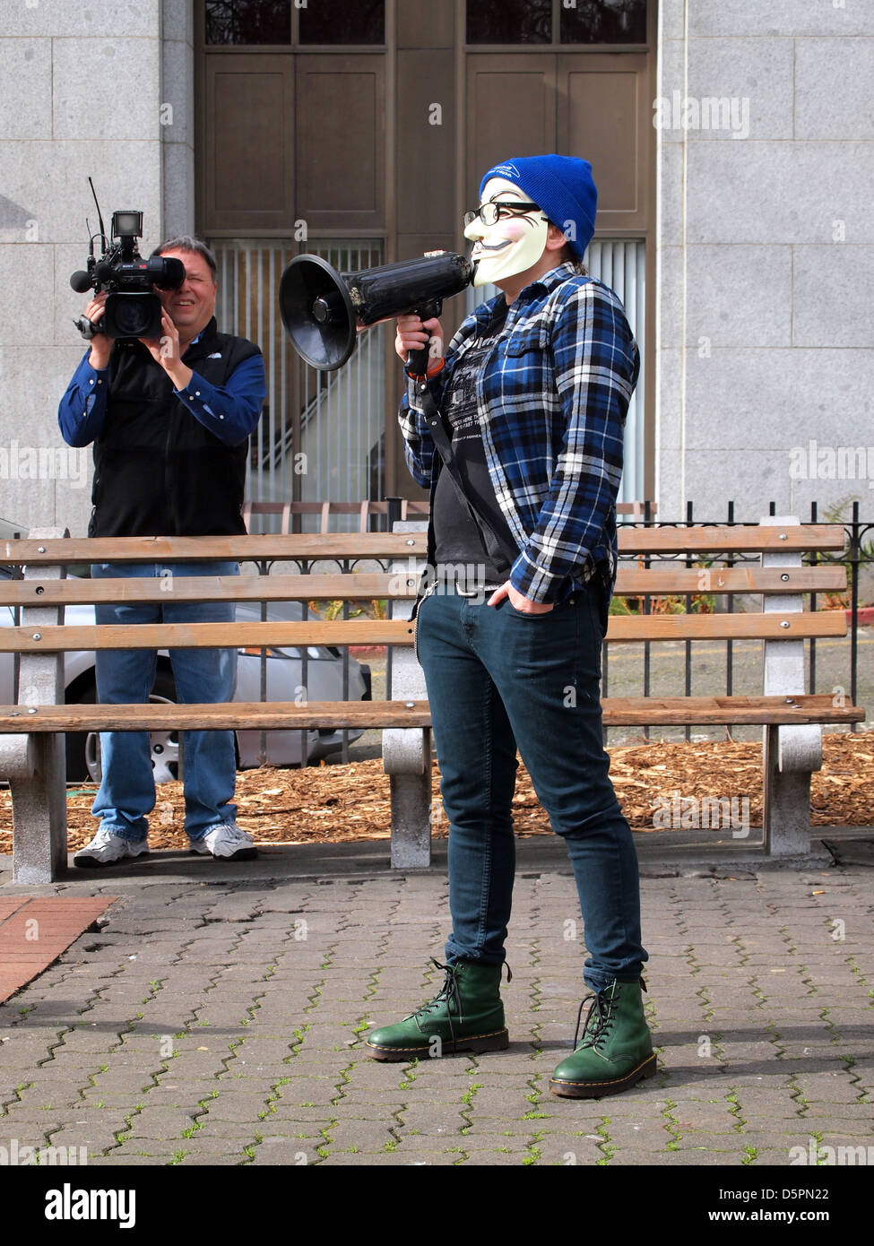 Manifestante contra la policía llevaba una máscara de Guy Fawkes, Seattle, Washington, EE.UU. Foto de stock