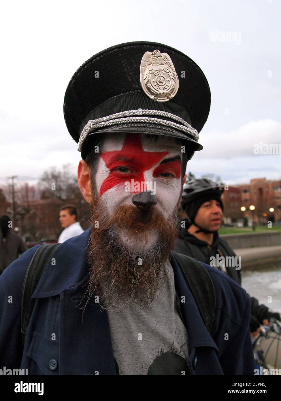 Payaso manifestante contra la policía en una manifestación en Seattle, Washington, EE.UU. Foto de stock