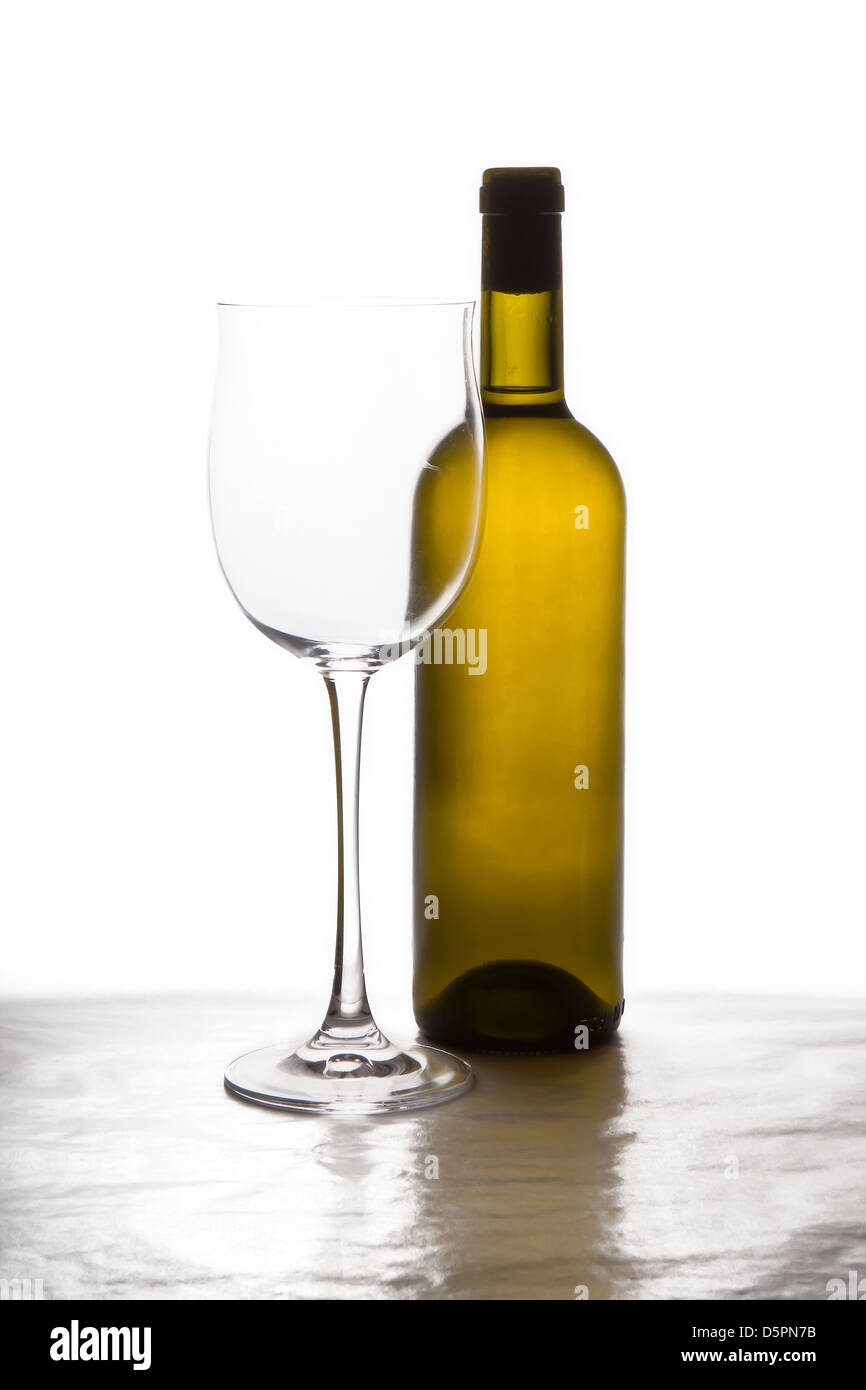 Botella de vino blanco seco y wineglass Foto de stock