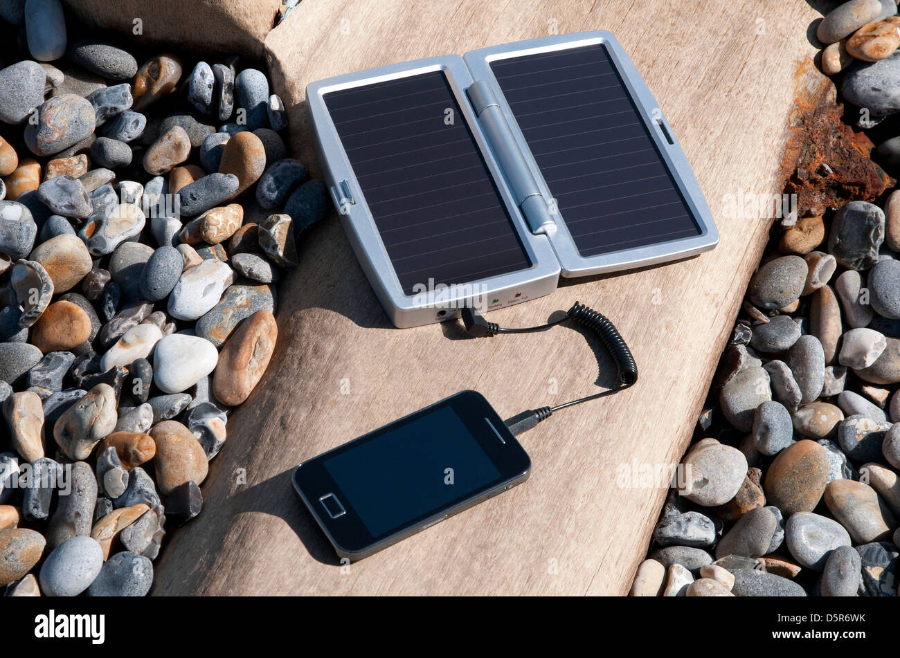 Solenoide Sinfonía Sustancialmente Teléfono móvil cargador solar Fotografía de stock - Alamy