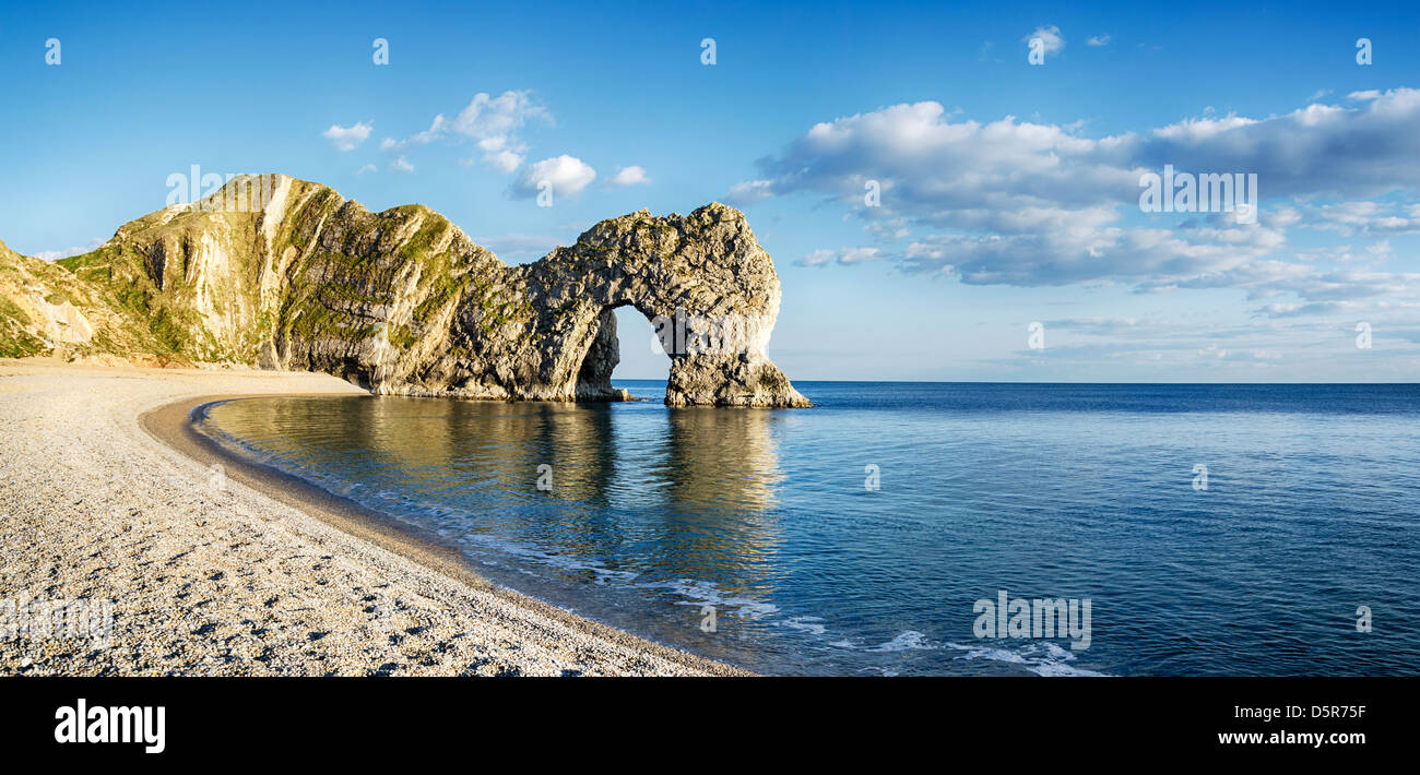 Puerta de Durdle un arco natural de piedra caliza en la Costa Jurásica de Dorset Foto de stock