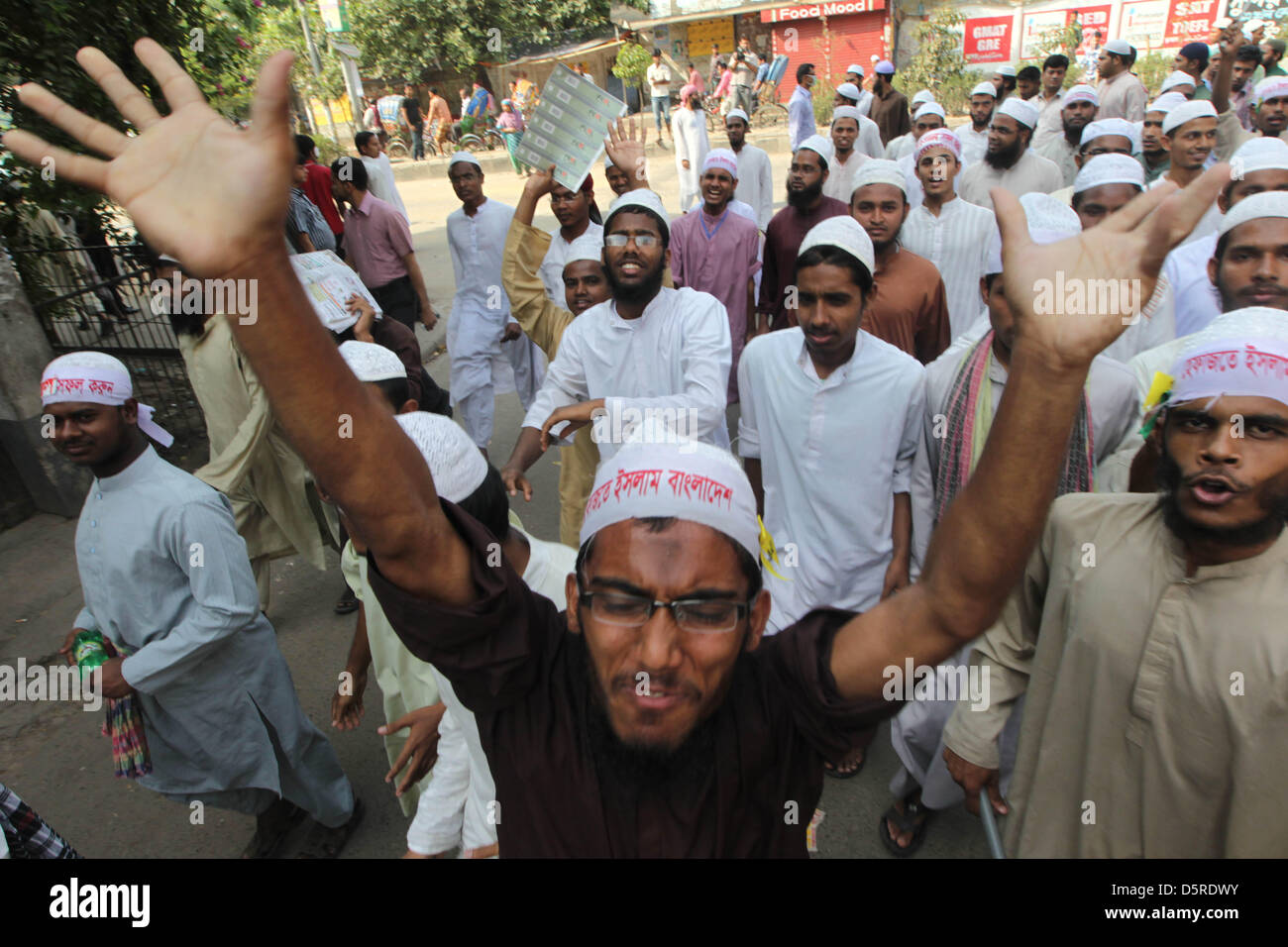 Dhaka, Bangladesh. El 8 de abril de 2013. Activistas de la organización islamista Hefajat-e-Islam gritar eslóganes como rallye durante una huelga en toda la nación en Dhaka el 8 de abril de 2013, Hefajat-e-Islam han llamado a una huelga nacional para presionar al parlamento nacional de promulgar una ley sobre blasfemia, destinada a perseguir los bloggers acusado de insultar al Islam y al Profeta Mahoma en el país de mayoría musulmana. Â©Monirul Alam (Crédito de la imagen: Crédito: Monirul Alam/ZUMAPRESS.com/Alamy Live News) Foto de stock