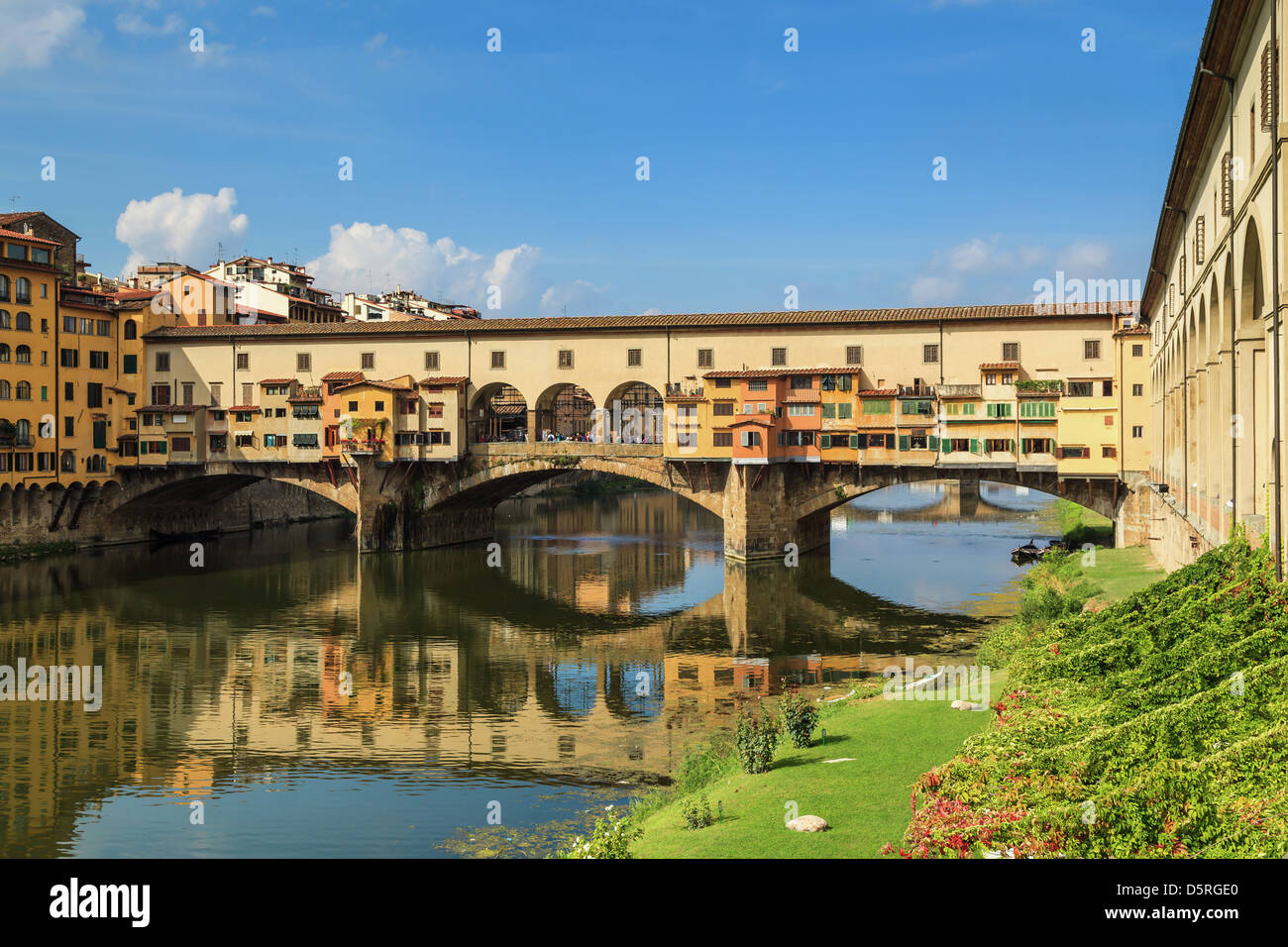 Ponte Vecchio, puente sobre el río Arno fiume en Florencia Italia en luz del atardecer. Foto de stock