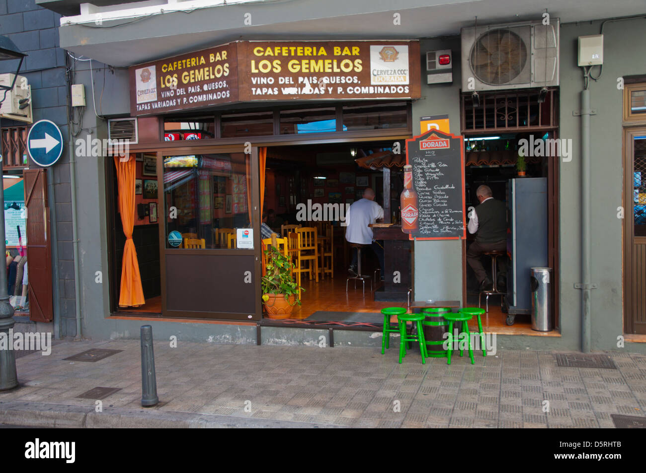 Cafetería bar Los Gemelos a lo largo de la Calle de Doctor Ingram street la  ciudad Puerto de la Cruz en la isla de Tenerife, Canarias, España  Fotografía de stock - Alamy